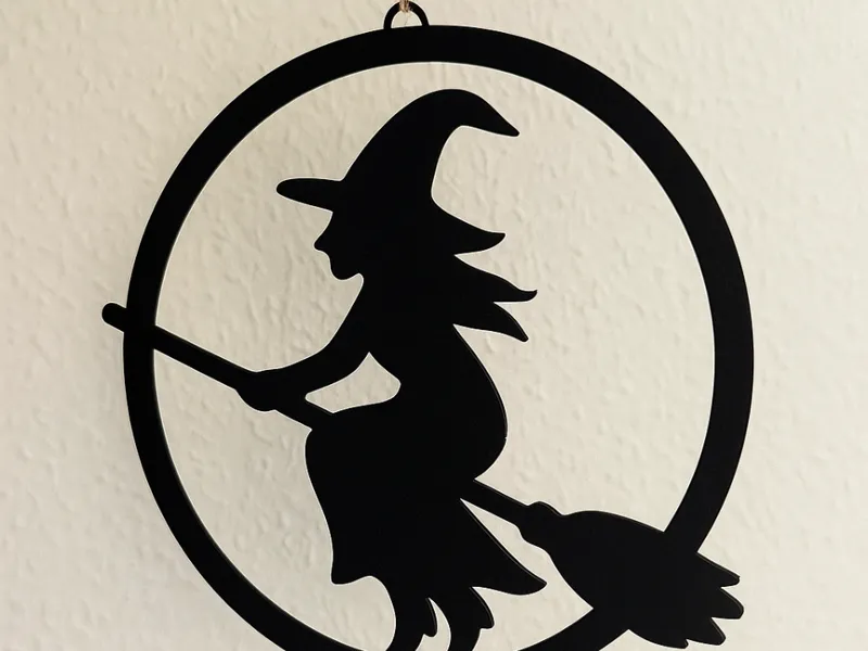 Halloween Hexe auf Besen – Hängedeko im Kreis