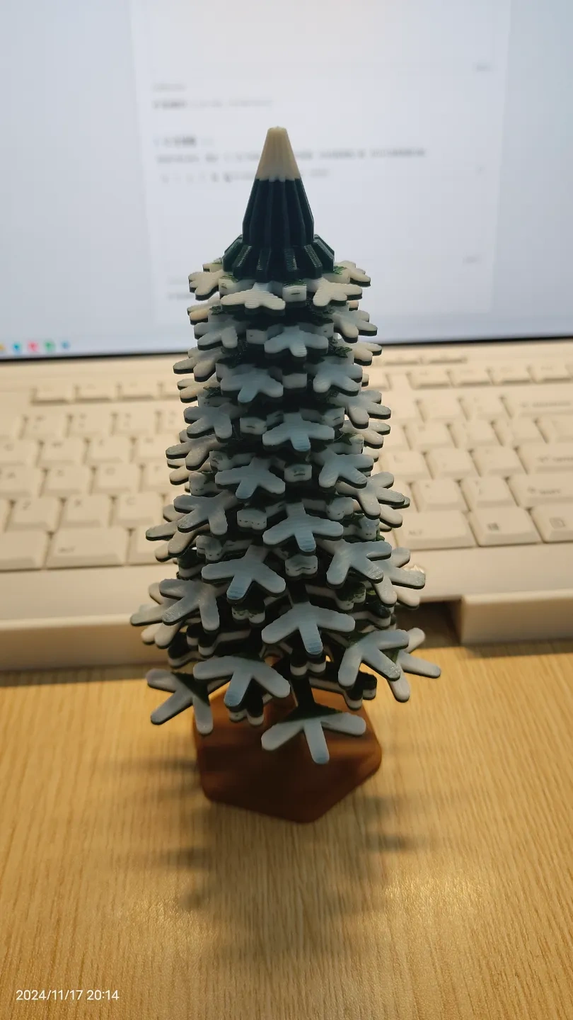 Miniatura 1 do modelo 3D 拼装雪顶圣诞树