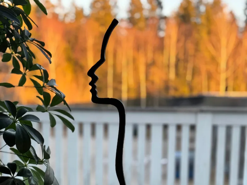 Face profile figurine