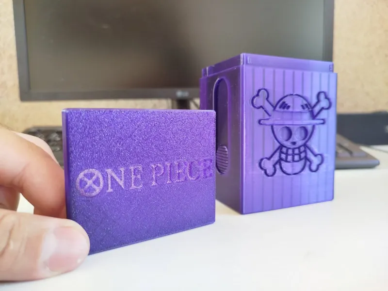 Deckbox One Piece com Logo na Tampa e nas costas.