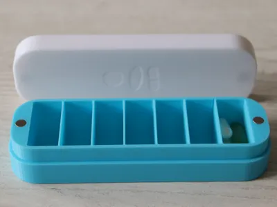Pillbox with magnetic lid