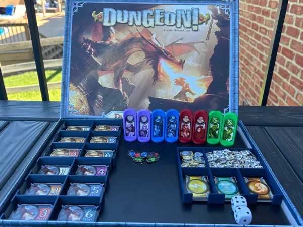 Plateaux de rangement et figurines pour jeu Dungeon!