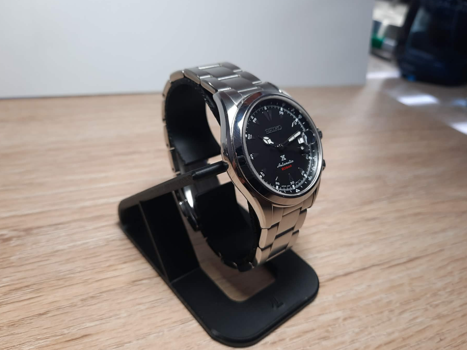 Universal Spring-Fit Watch Stand