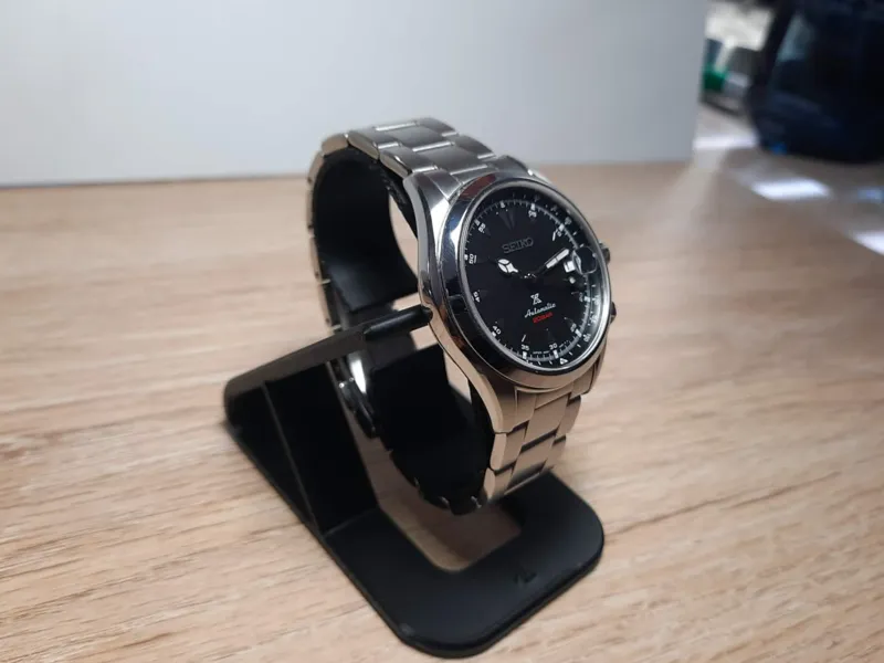 Universal Spring-Fit Watch Stand