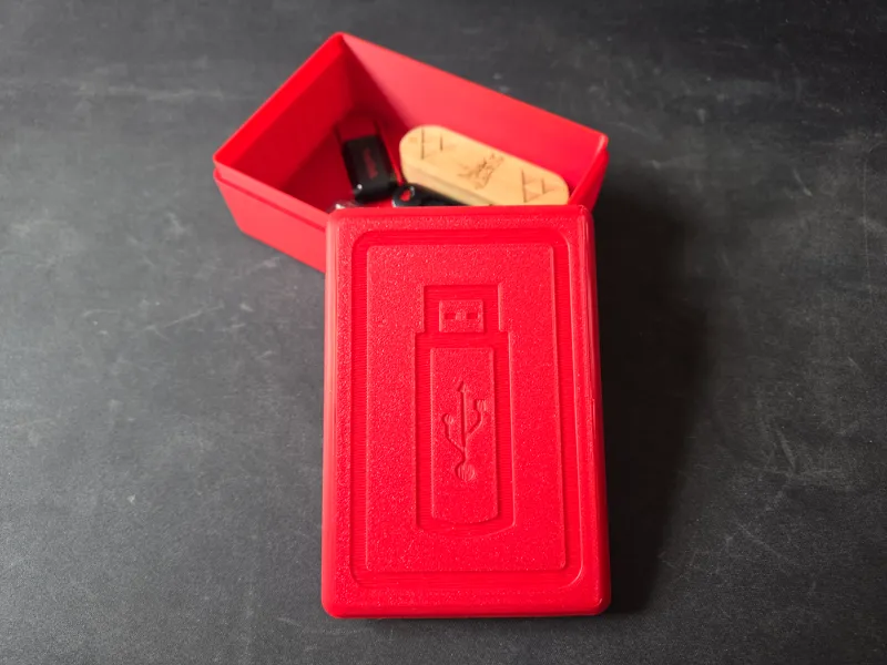 USB flash drive box with lid