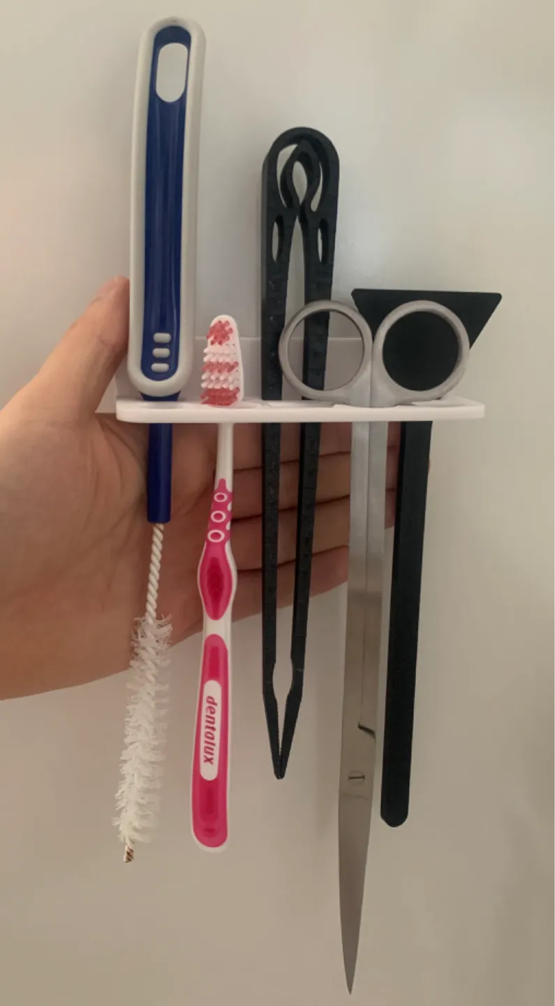 Simple aquarium tool holder