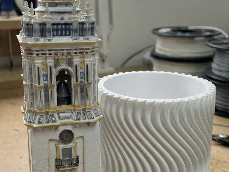 Torre iglesia con lapicero