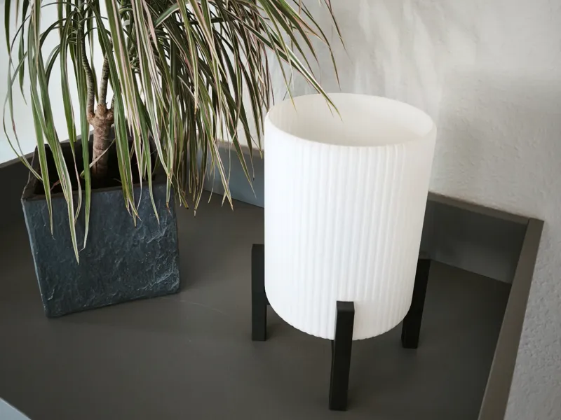 Lampe mit hohem Lampenschirm