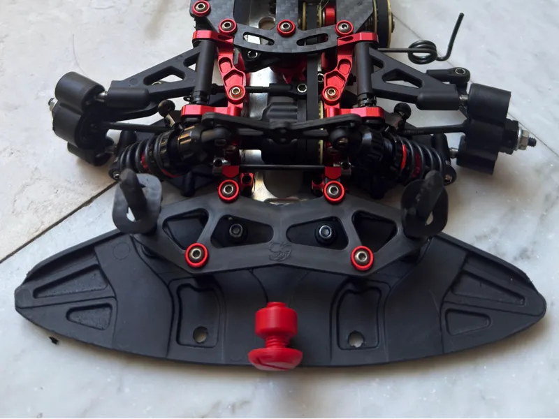 Supporto regolabile per carrozzeria automodelli RC