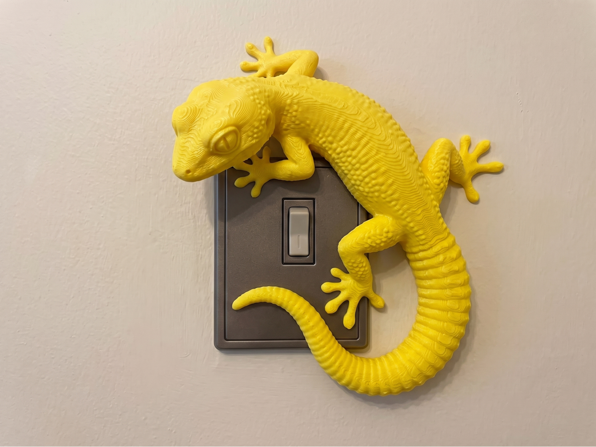 Climbing Lizard Light Switch Figurine - 1