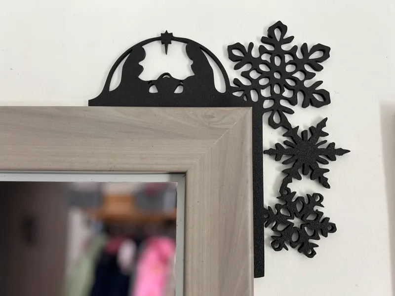Krippe zu Weihnachten mit Schneeflocken Türrahmen