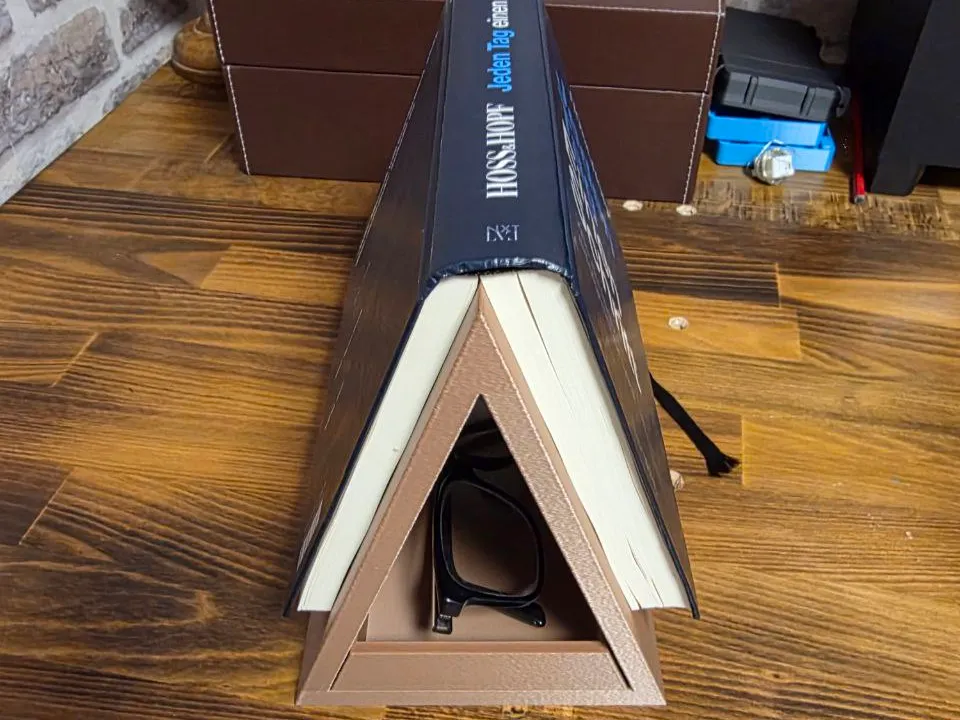 Bookstand/Book holder with storage compartment by M_DJ MakerWorld: Download Free 3D Models - 3D model önizlemesi