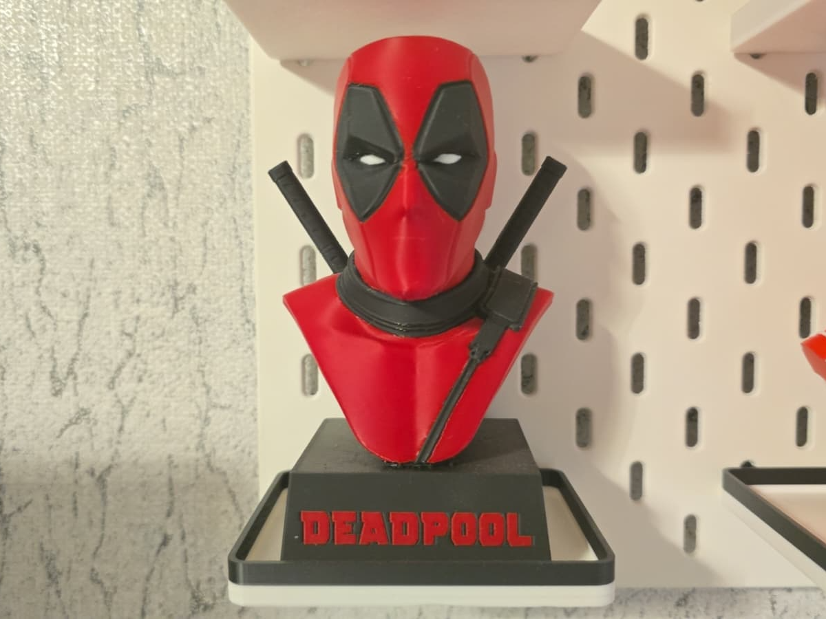 Deadpool Figur auf Stand/Base