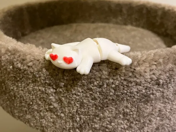 Chat flexi cœur — figurine articulée