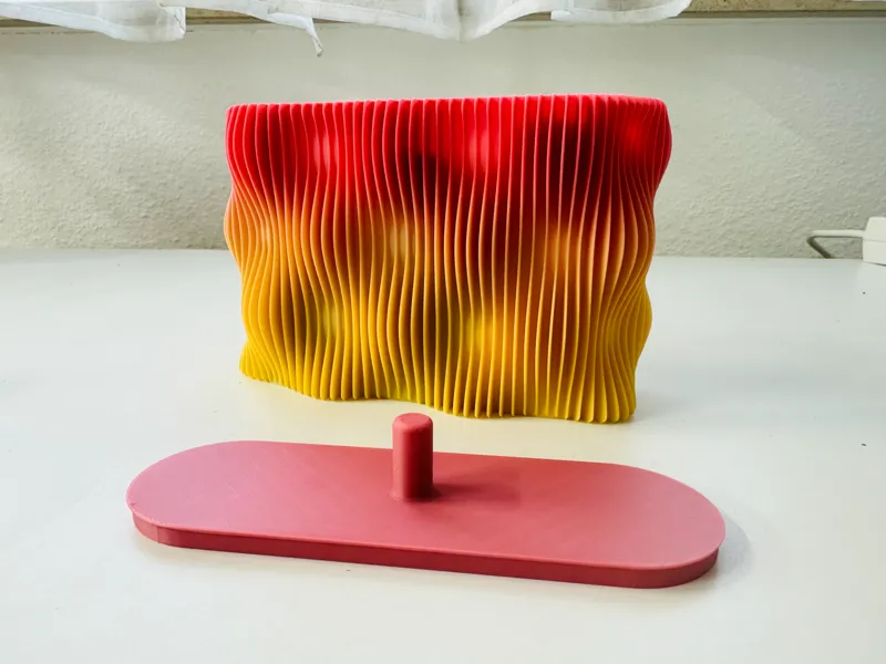 Stylish wavy holder 
