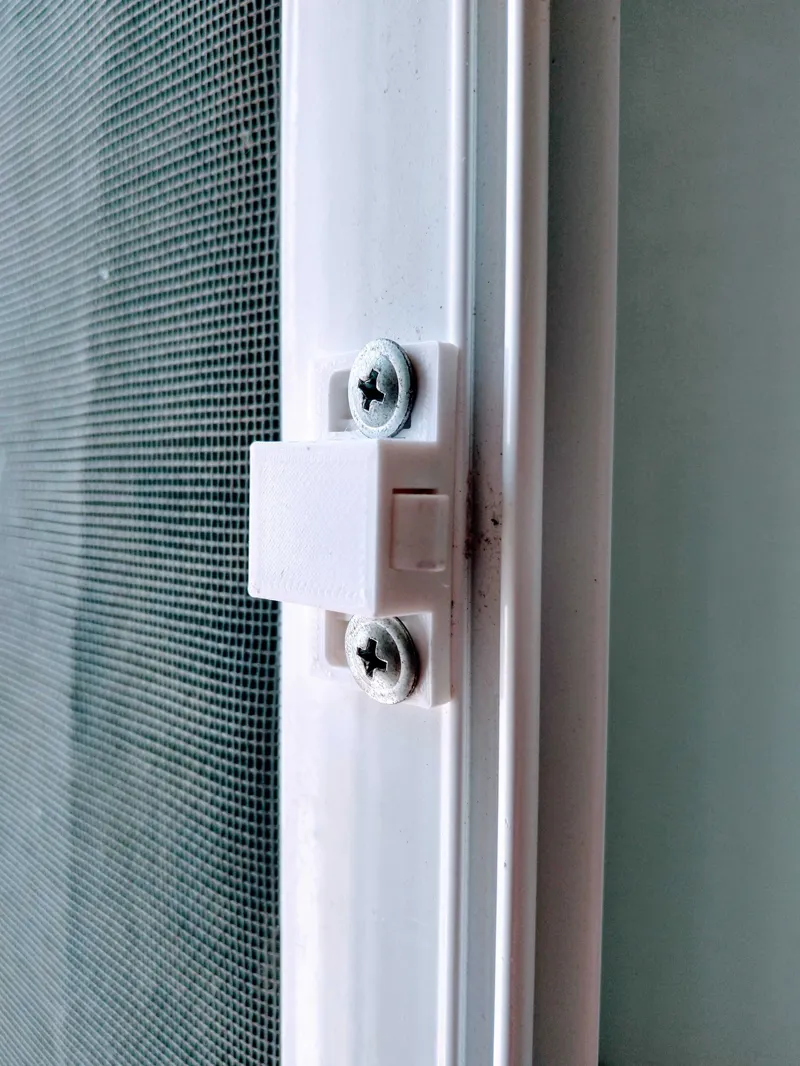 Spring-loaded latch