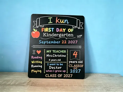 Letrero o emblema decorativo: first day school day sign 2 — referencia de MakerWorld