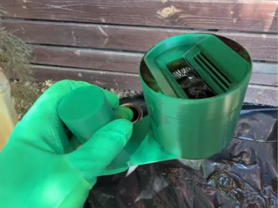 Perfect Stain Cup. For painting and staining