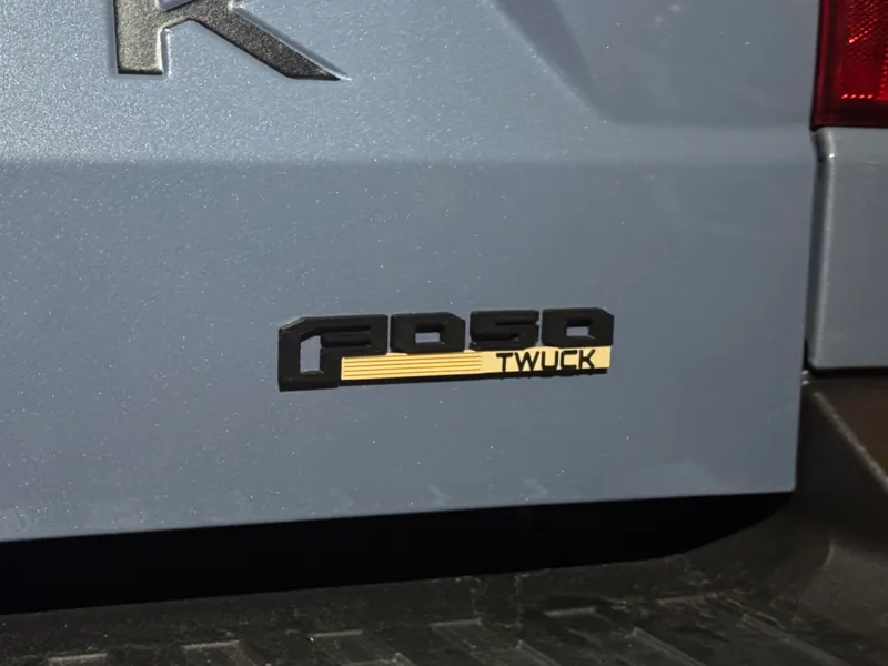 F-050 Twuck Badge