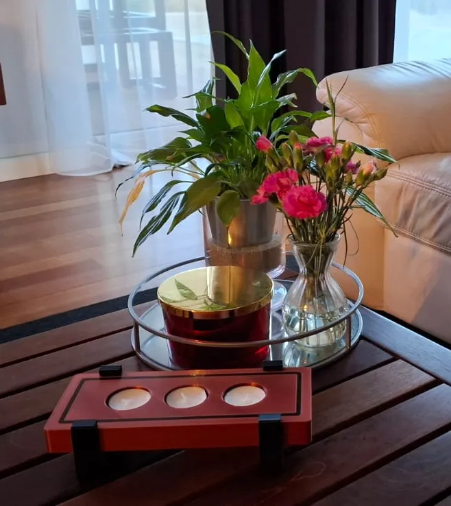 Tealight candle holder