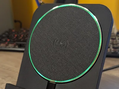 Wireless charging phone holder for Pixel 6