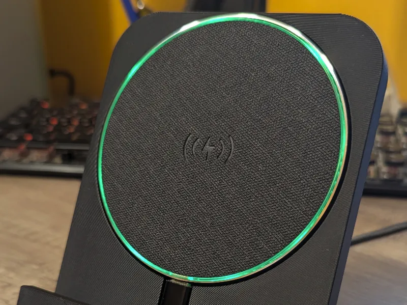Wireless charging phone holder for Pixel 6
