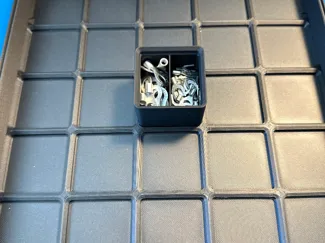 Gridfinity bin 1x1x4u with divider