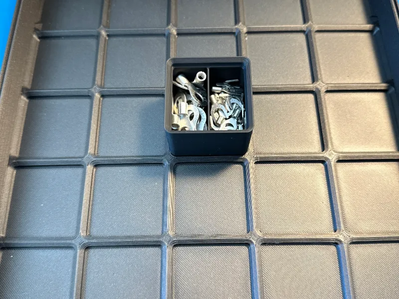 Gridfinity bin 1x1x4u with divider
