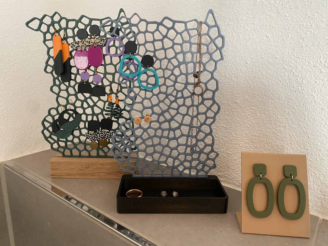 Earring Stand (Voronoi) view 3