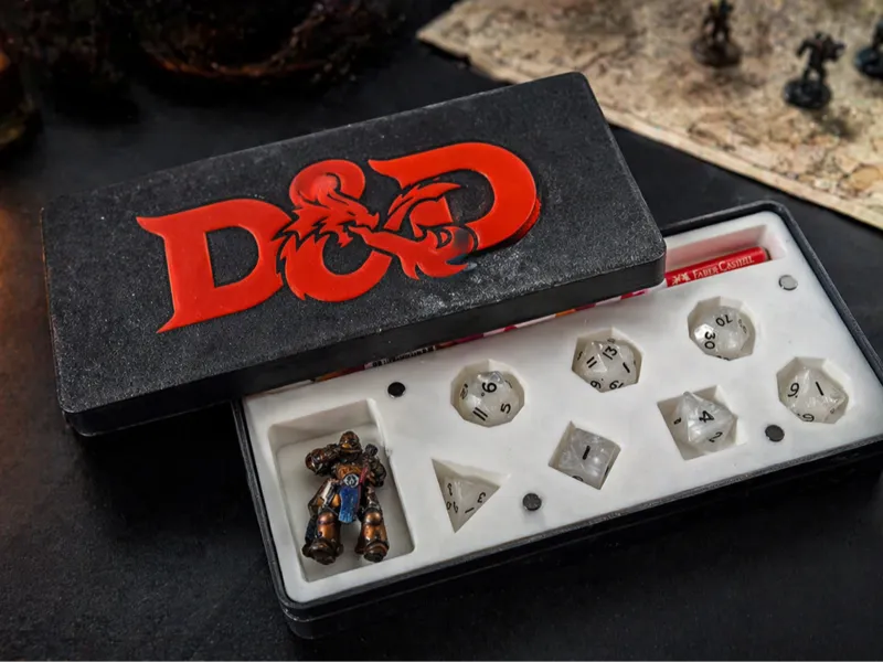 Magnetic Dice Case with Mins and pencil slot