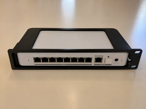 Adorno temático: UniFi Switch USW Flex 2.5G 8 PoE – 19 Rack Support — referencia de MakerWorld