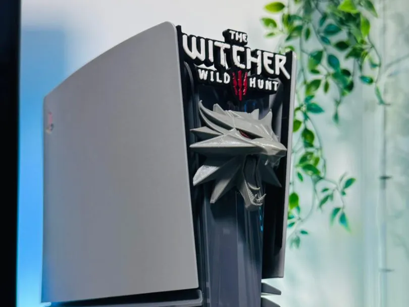 Adorno temático: The Witcher 3 Wild Hunt all PS5 Cover wolf. Referencia del modelo original.
