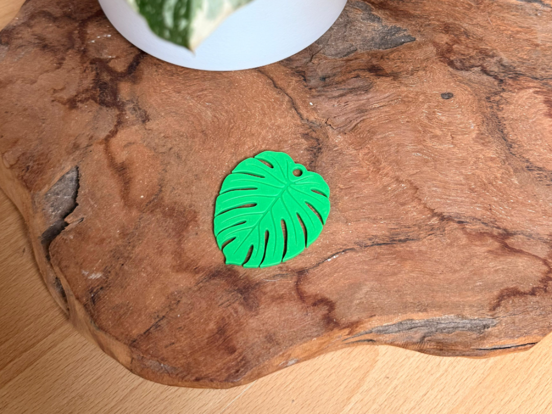 Monstera Leaf Keychain – Tropical Plant Pendant