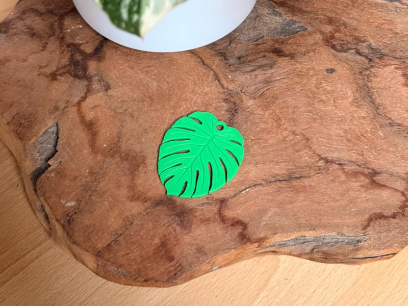Monstera Leaf Keychain – Tropical Plant Pendant