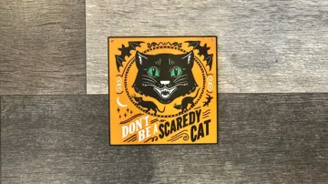 Letrero o emblema decorativo: "Don't Be A Scaredy Cat" Halloween Sign — vista de referencia 3