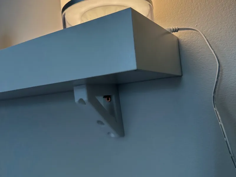 Mini shelf bracket