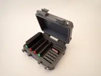 Eine Version mit 5 Akkus und 8 SD Karten Plätzen