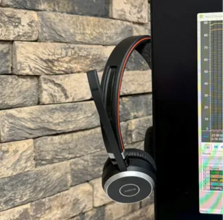 Extreme minimalistic headphone hanger