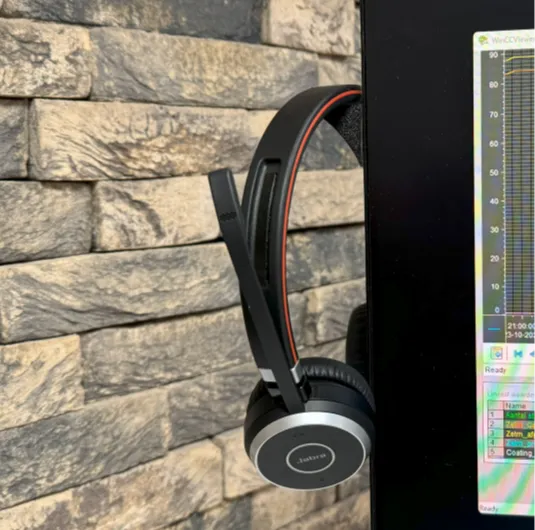 Extreme minimalistic headphone hanger