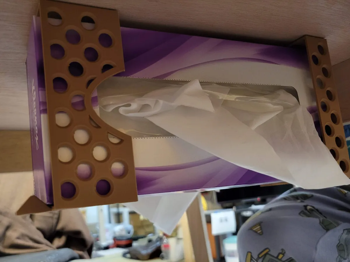 Fixation latérale sous bureau pour boîte de mouchoirs