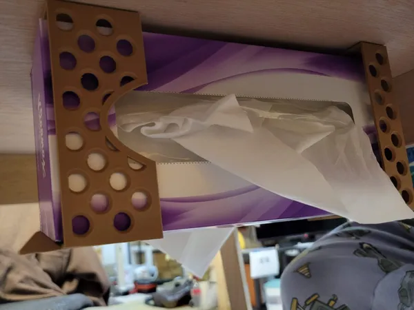 Fixation latérale sous bureau pour boîte de mouchoirs