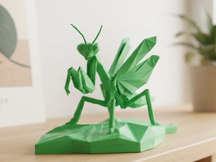Low-Poly Praying Mantis Sculpture
