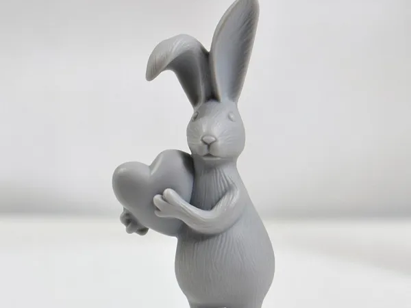 Hase mit Herz in den Händen , für Valentinstag