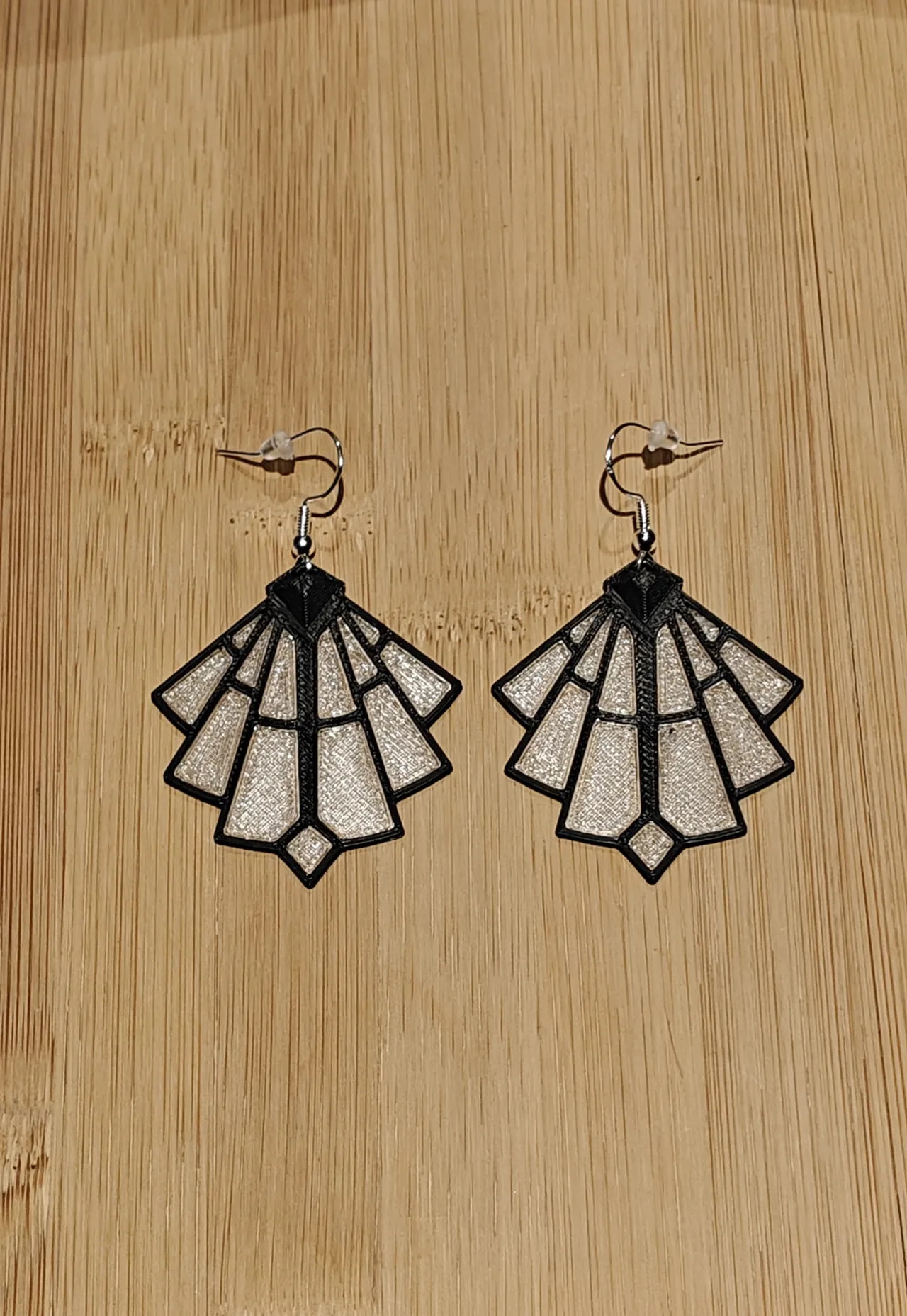 Art Déco earring view 3