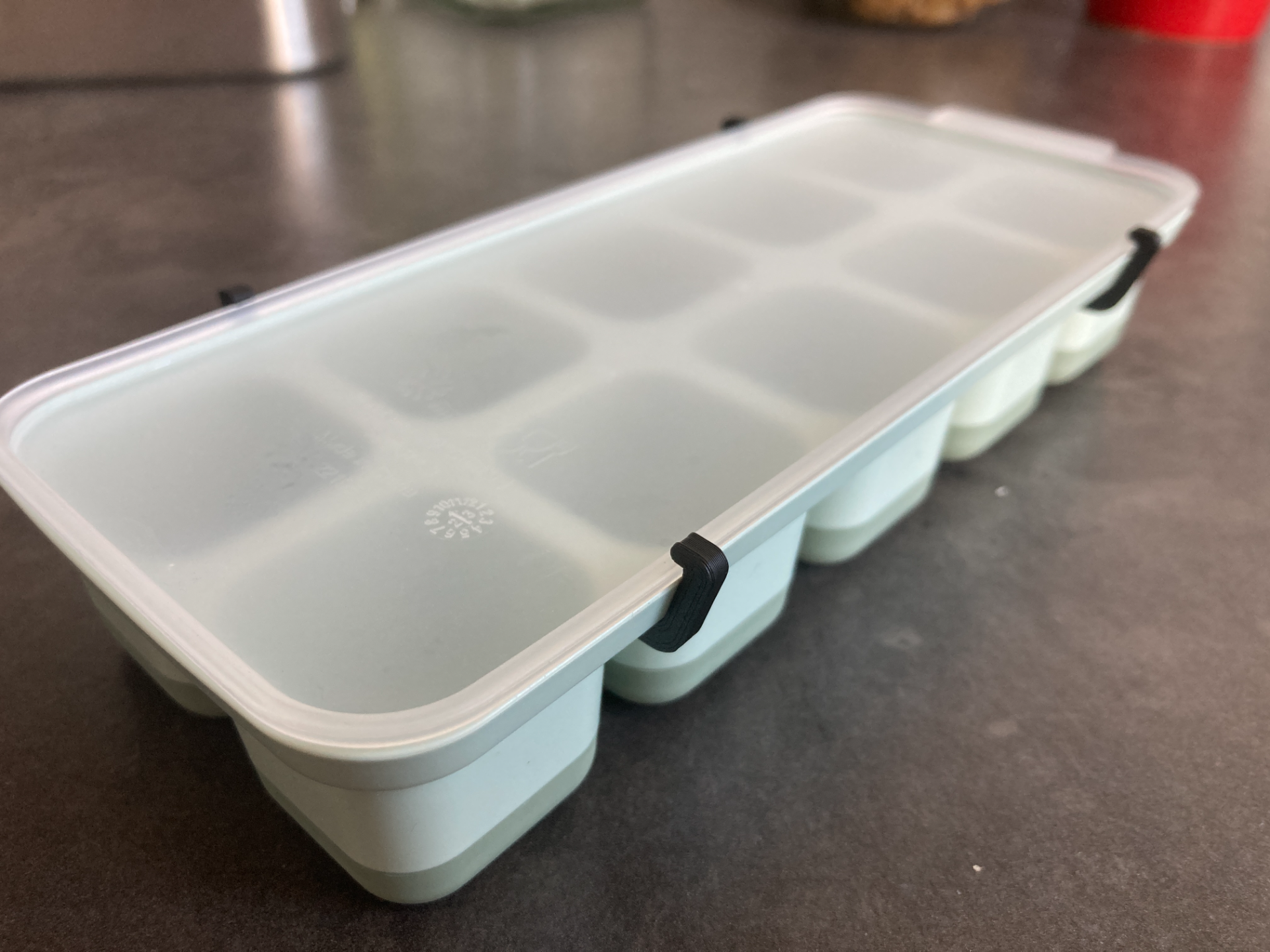 Lid clip for the IKEA SPJUTROCKA ice cube tray