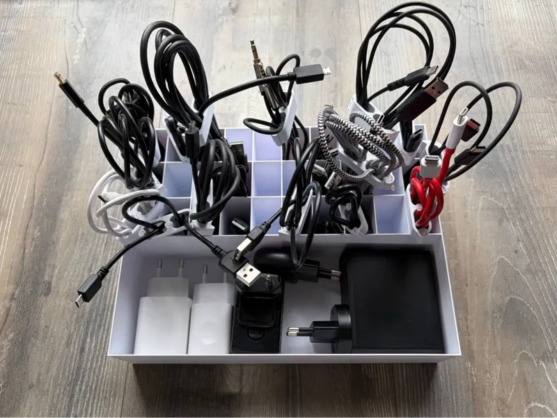 Kabel-Organizer: 30 Fächer + Netzteil-Ablage