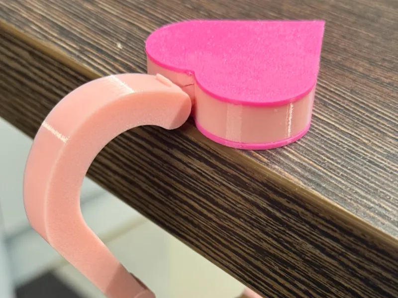 Heart-shaped bag hanger