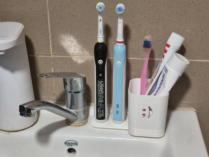 Oral-B Toothbrush stand with Smiling Cup