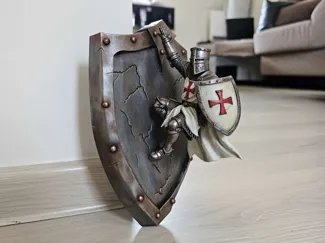 Bouclier avec chevalier suspendu