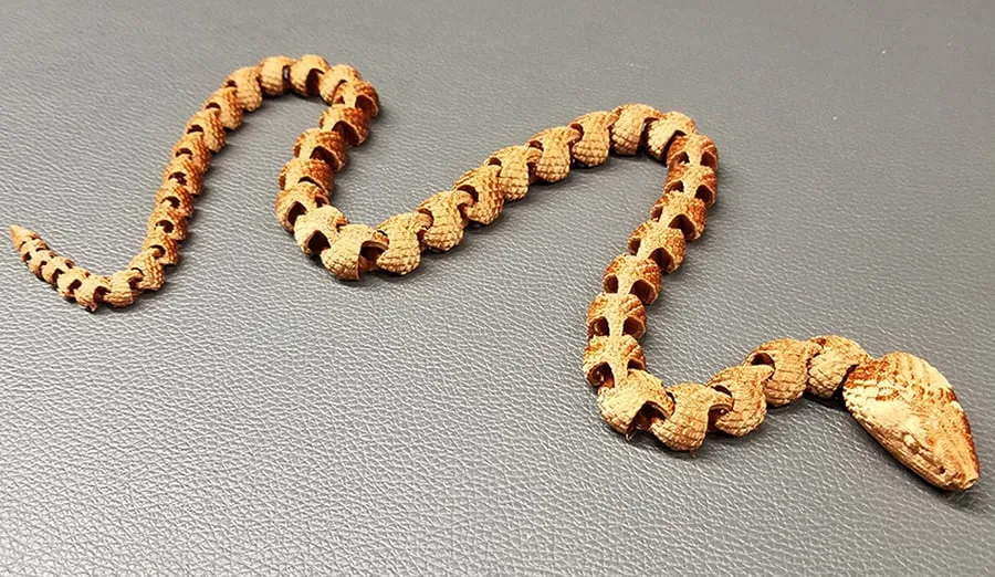 Serpent articulé à écailles
